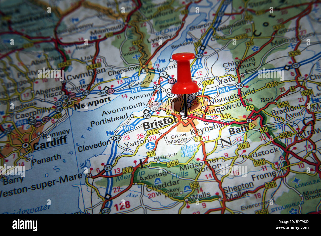 Karte-Pin zeigt die Stadt von Bristol, England auf einer Straßenkarte Stockfoto