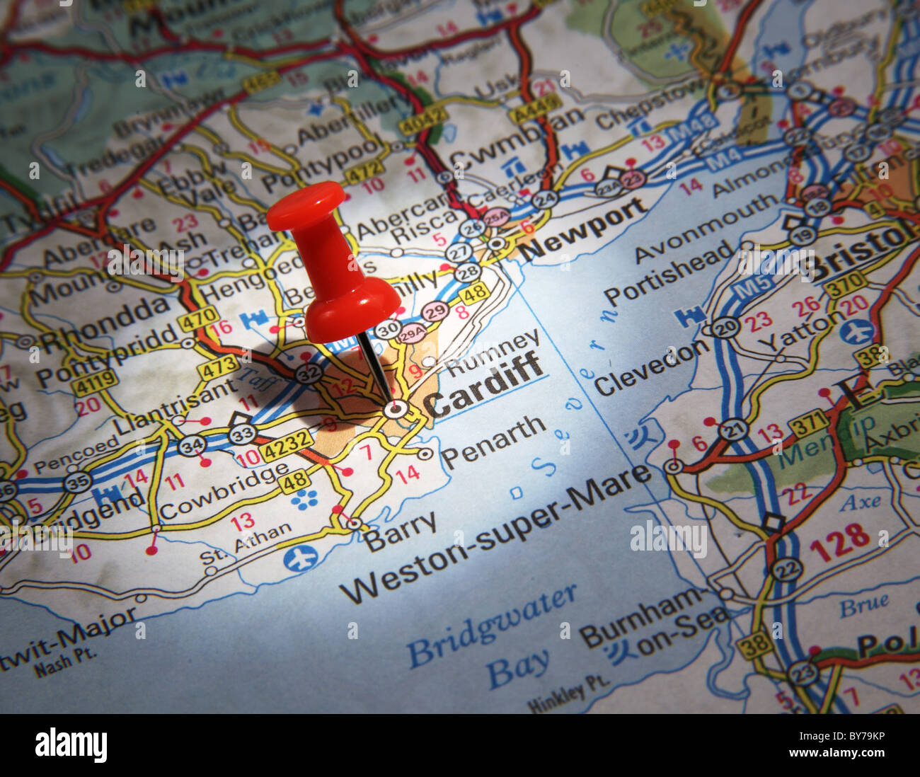 Karte-Pin zeigt nach der Stadt von Cardiff, Wales auf einer Straßenkarte Stockfoto