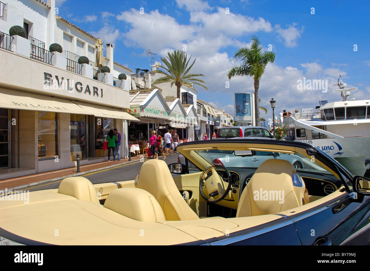 Luxus-Auto und Geschäfte am exklusiven Yachthafen von Puerto Banús, Marbella, Costa del Sol Malaga Provinz, Andalusien, Spanien Stockfoto