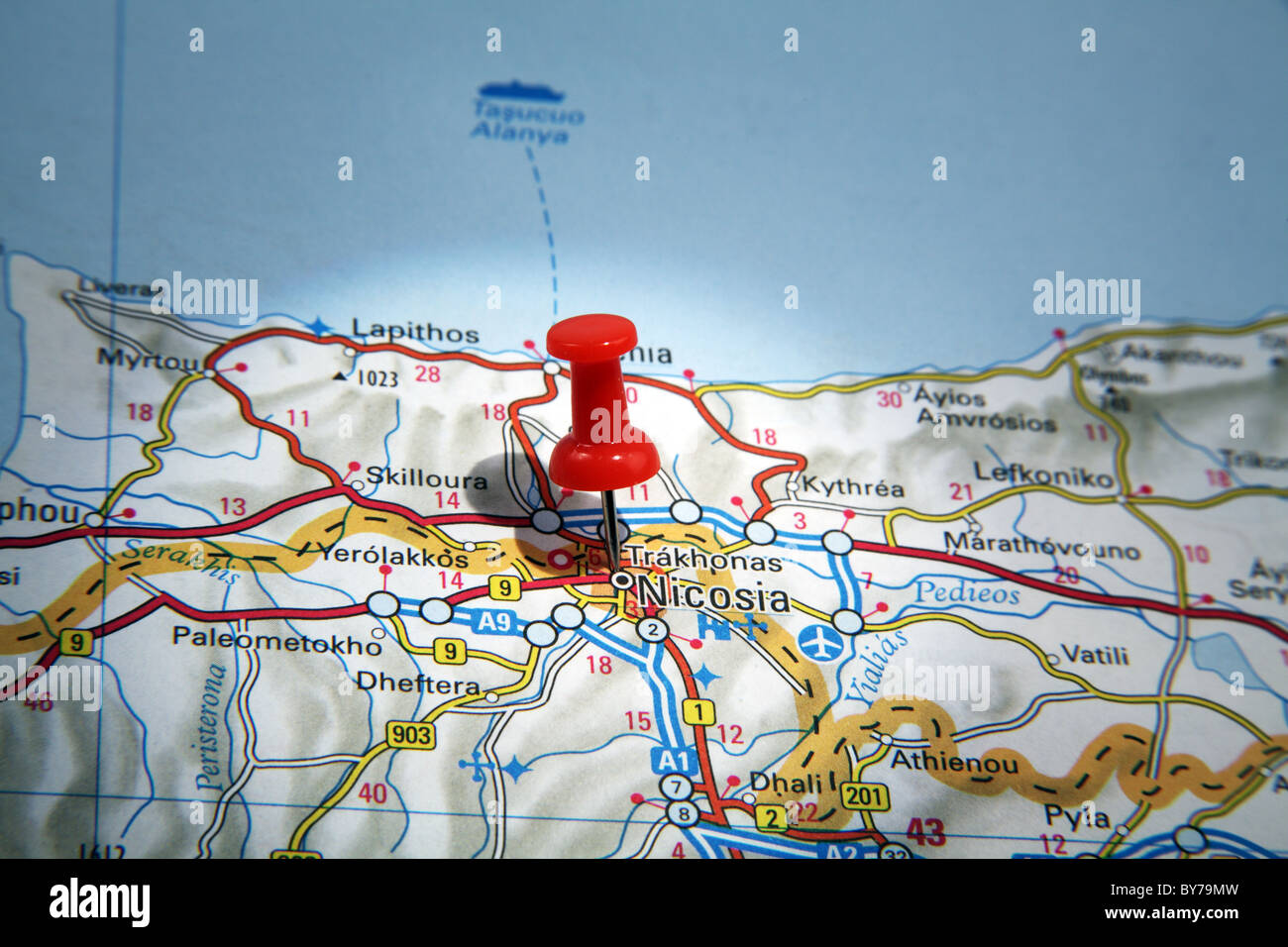 Karte-Pin zeigt die Stadt Nikosia, Zypern auf einer Straßenkarte Stockfoto