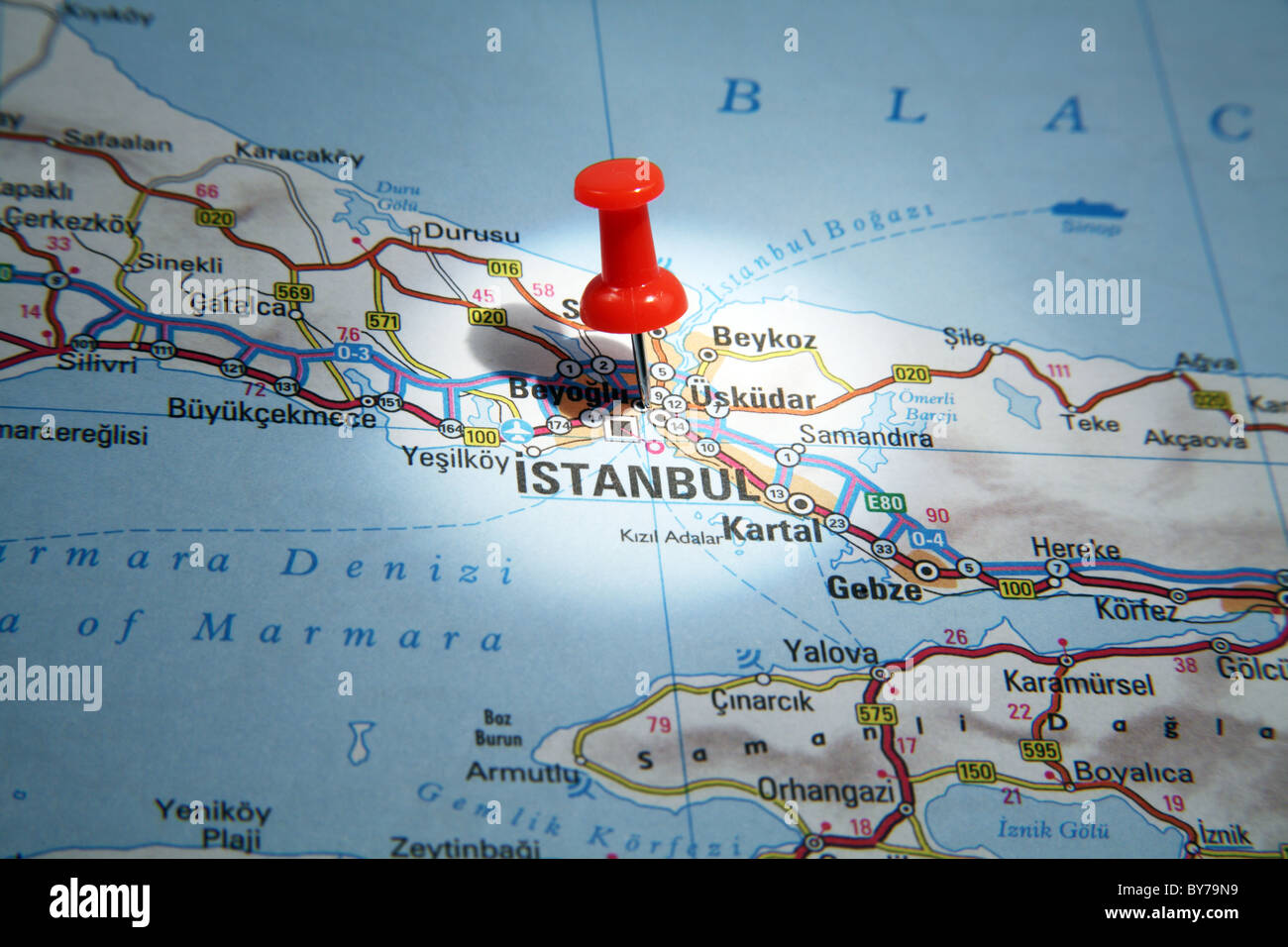 Karte-Pin zeigt nach Istanbul, Türkei auf einer Straßenkarte Stockfoto