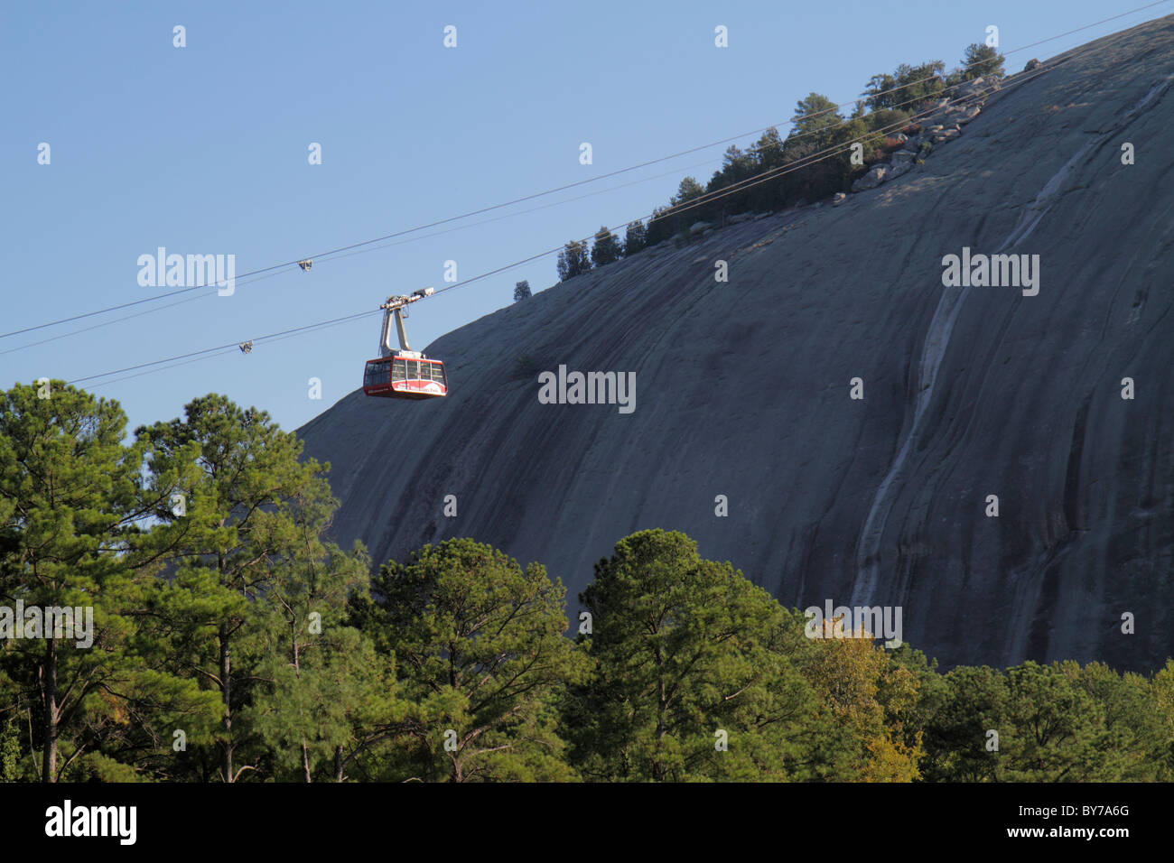 Atlanta Georgia, Stone Mountain Park, Quarzmonzonit, monadnock, Geologie, Gipfel, Skyride, Schweizer Seilbahn, Gondelbahn, Bäume, GA101009054 Stockfoto
