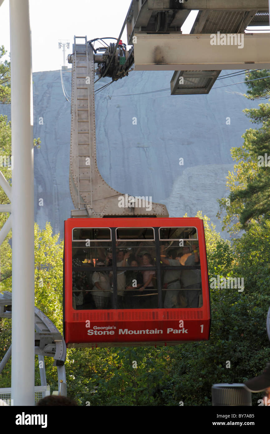 Atlanta Georgia, Stone Mountain Park, Quarzmonzonit, monadnock, Geologie, Gipfel, Skyride, Schweizer Seilbahnen, Gondelbahn, Bäume, Besucher reisen durch die Stadt Stockfoto