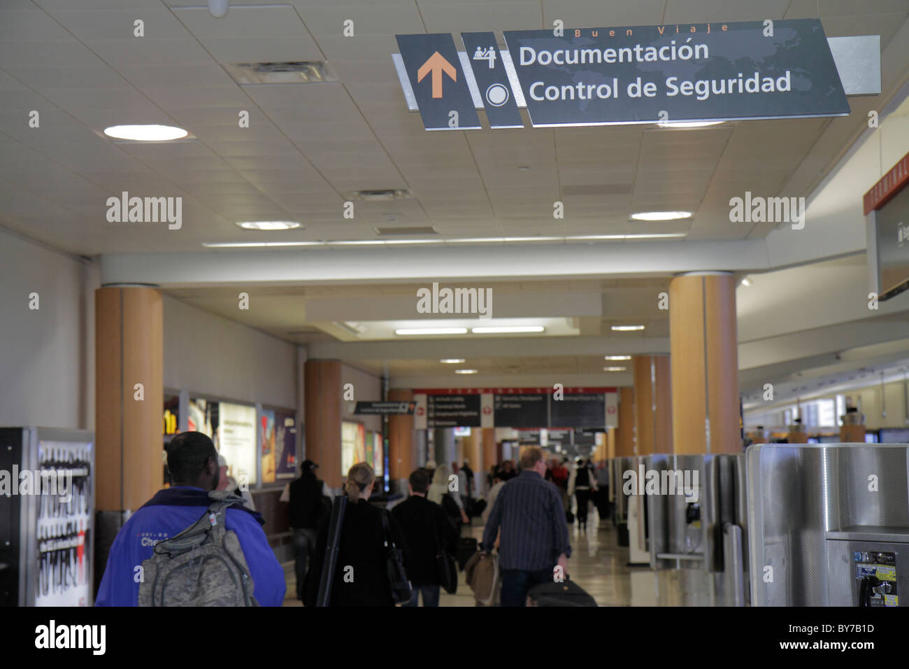 Atlanta Georgia, Hartsfield Jackson Atlanta International Airport, Luftfahrt, Schild, Logo, spanische Sprache, zweisprachig, TSA-Sicherheitskontrolle, Richtung, Pfeil Stockfoto
