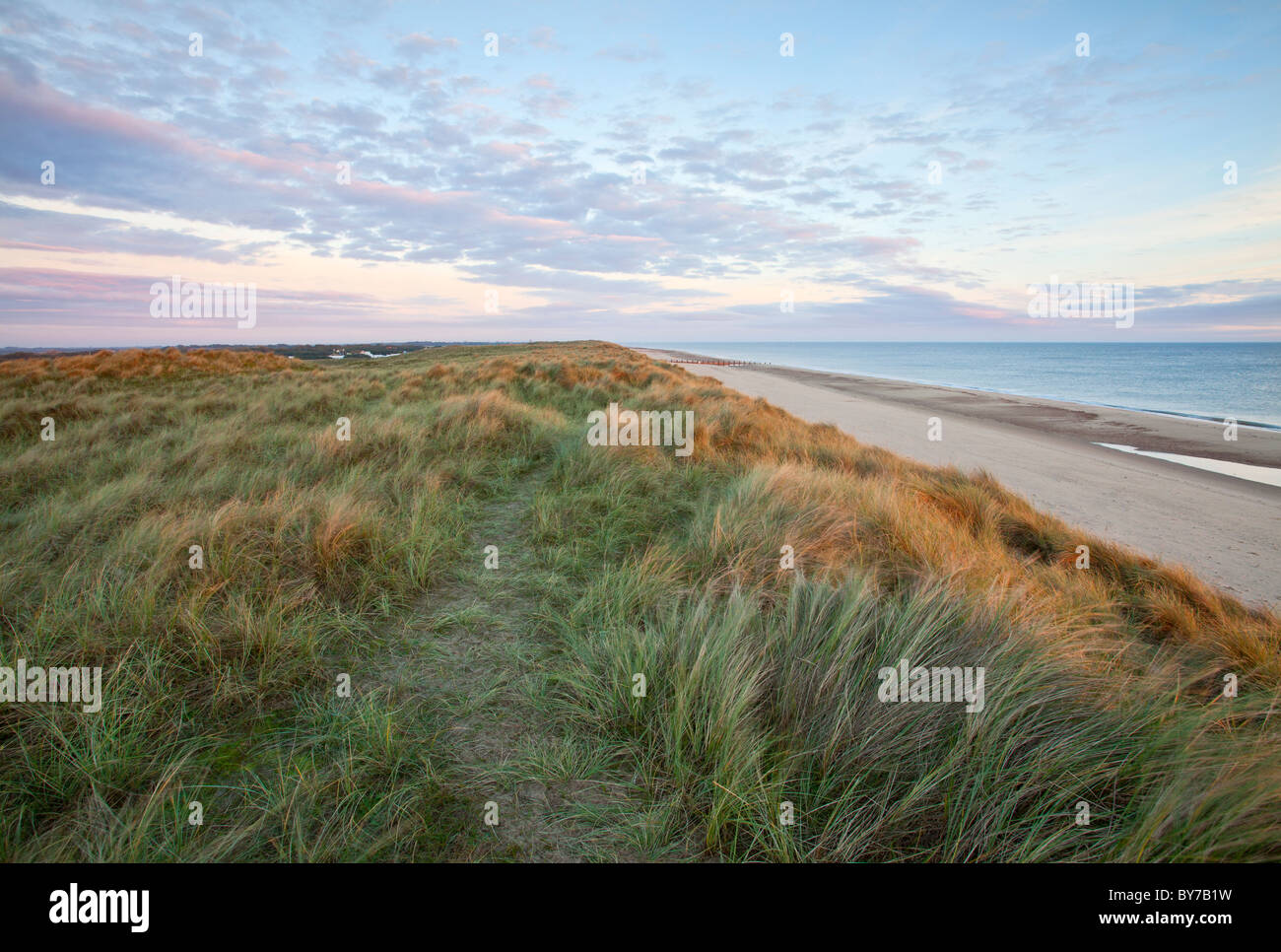Sanddünen am Strand von Horsey genommen an der ersten Ampel an der Küste von Norfolk Stockfoto