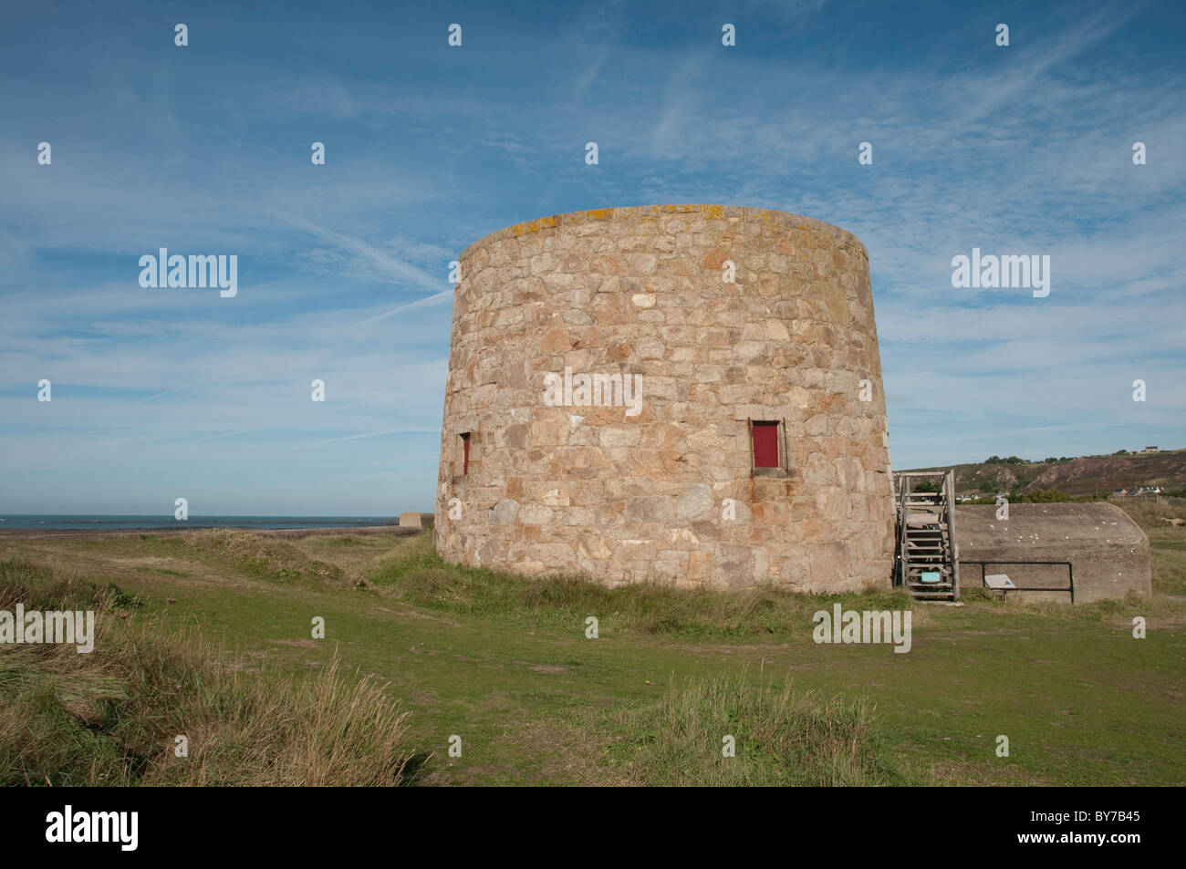 Lewis-Turm ist eines der mehreren Festungsanlagen in St Ouen Bucht Stockfoto