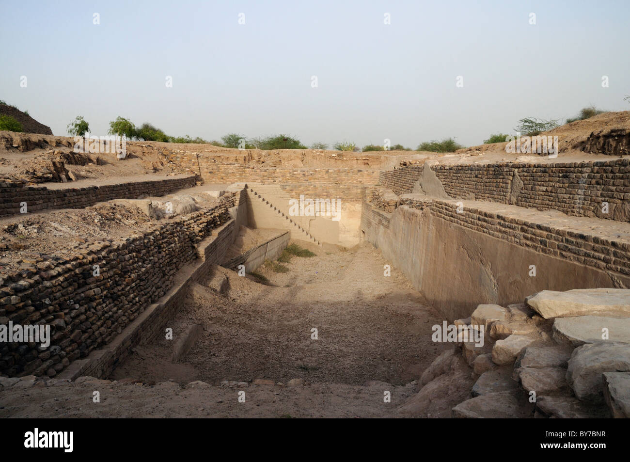 Dholavira, eine alte Stadt, ist einer der größten archäologischen Stätten in Indien, die Indus Senke-Zivilisation. Stockfoto