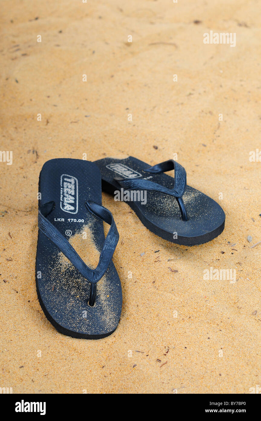 Flip-Flops am Sandstrand Stockfoto