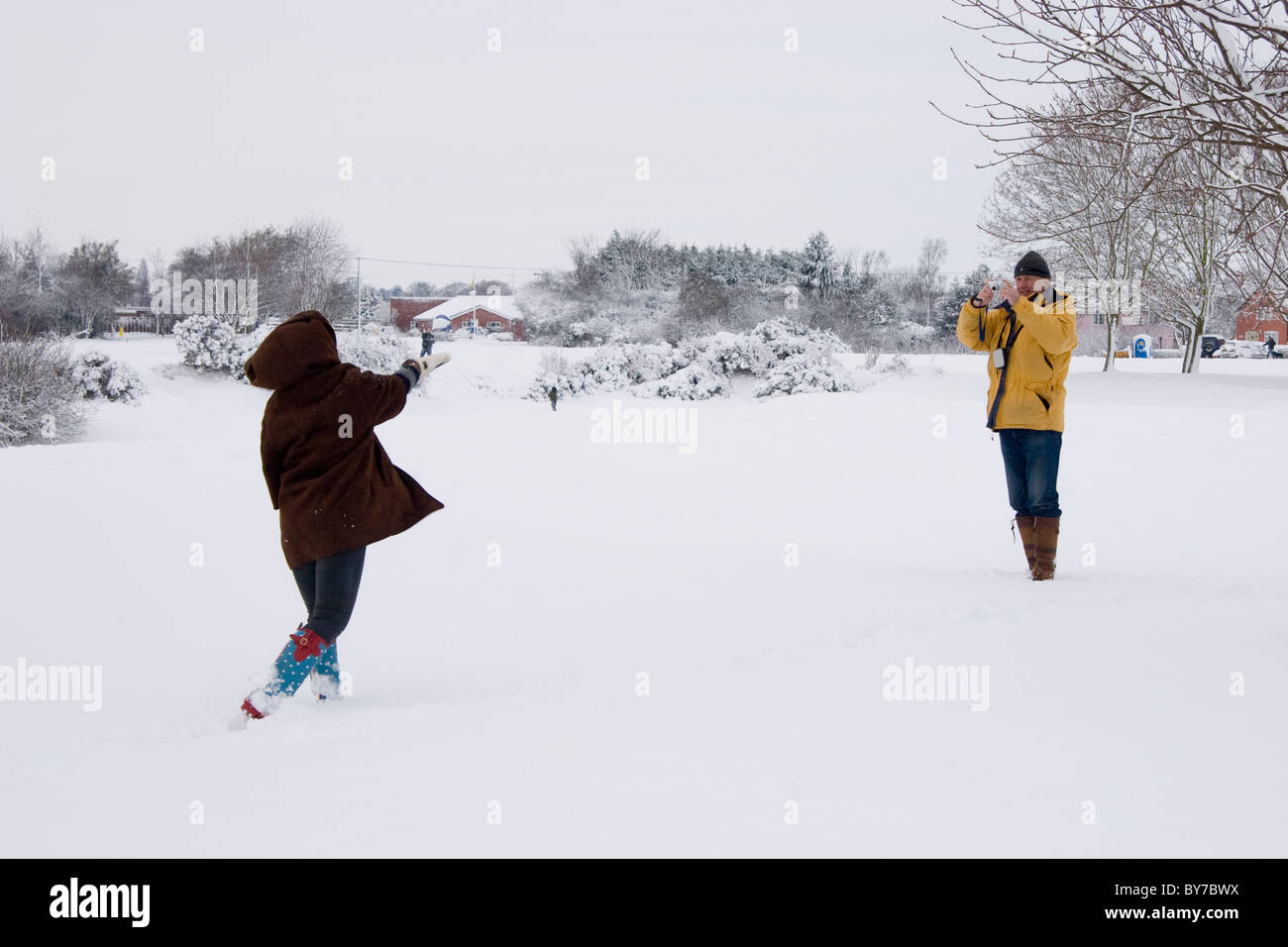 Reifer Mann und Frau im Schnee spielen Stockfoto