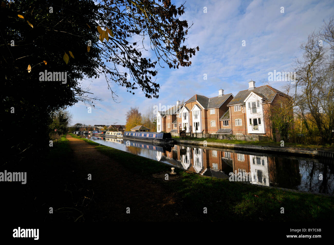 Aldermaston Padworth Kennet Avon Berkshire UK Kanalschleuse heben Brücke Wartung Narrowboats Boote Wohnungen Stockfoto