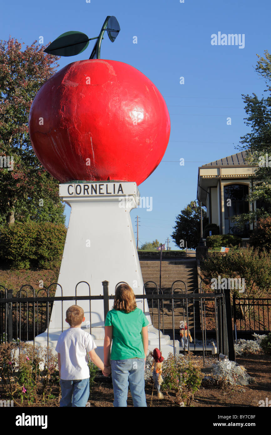 Georgia Cornelia, Südstadt, großer roter Apfel, Skulptur, Sockel, Apfelanbau, Pflanzenvielfalt, Hommage, junge Jungen männliches Mädchen, Mädchen weibliche Kinder childre Stockfoto