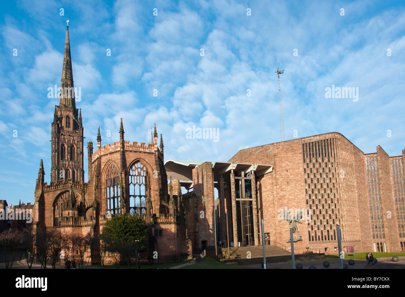 Coventry Kathedralen, neue (rechts) und alt in Coventry, Warwickshire, Midlands England, Vereinigtes Königreich Stockfoto