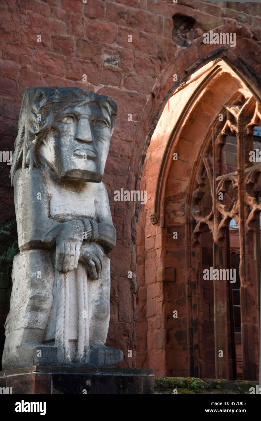 "Ecce Homo", Statue von Jacob Epstein in der alten Ruinen Coventry Kathedrale COVENTRY Warwickshire UK Stockfoto