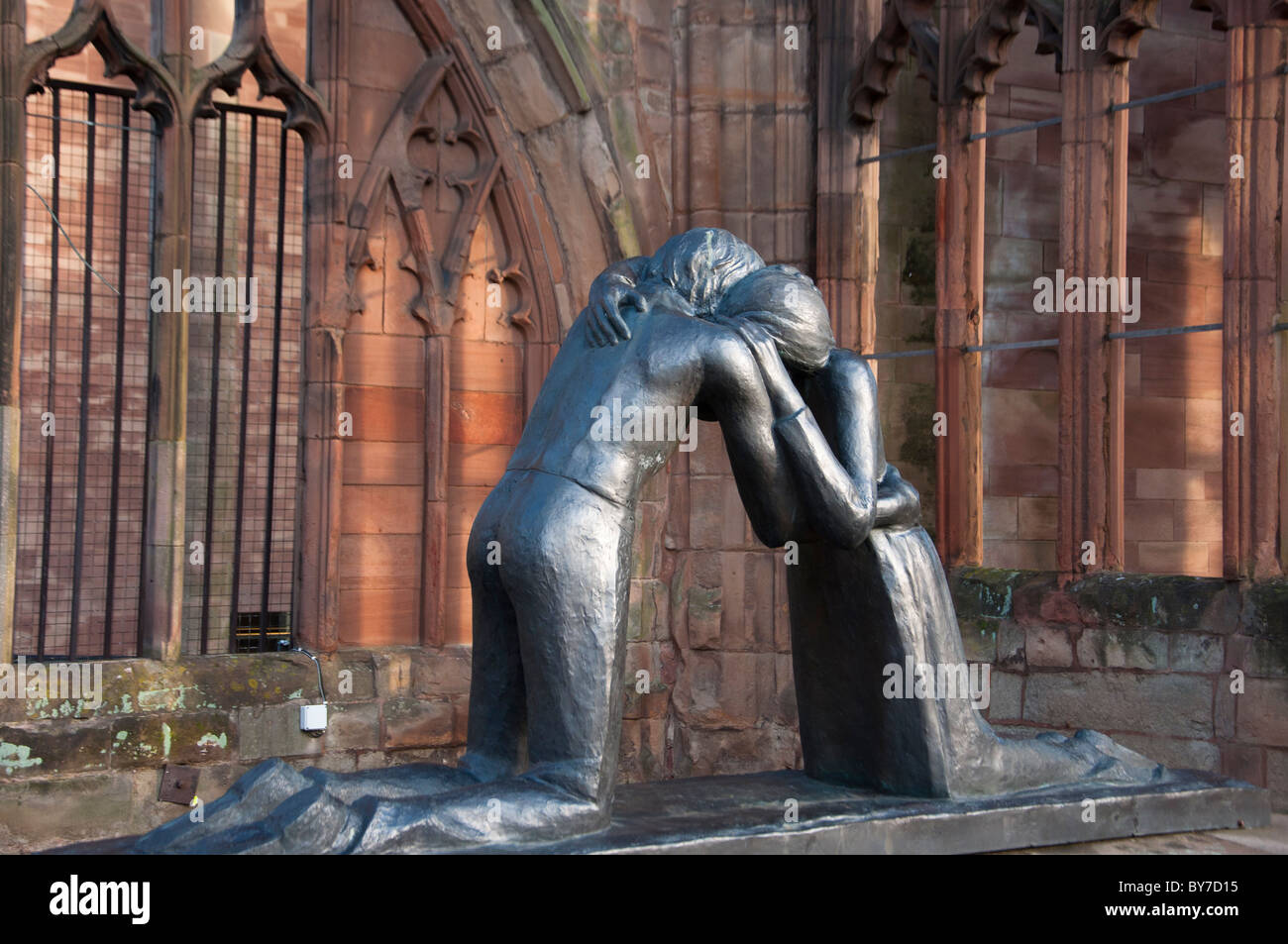 Die Statue der Versöhnung von Josefina de Vasconcellos an den Ruinen der Kathedrale von Coventry, West Midlands, Großbritannien Stockfoto