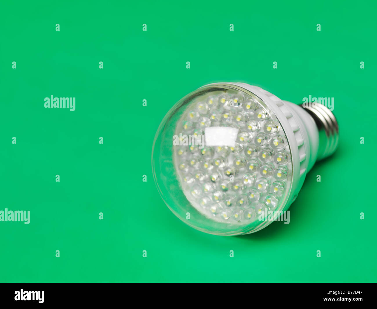 LED-Glühbirne. Energiesparende Lichtquelle. Isoliert auf grünem Hintergrund. Stockfoto