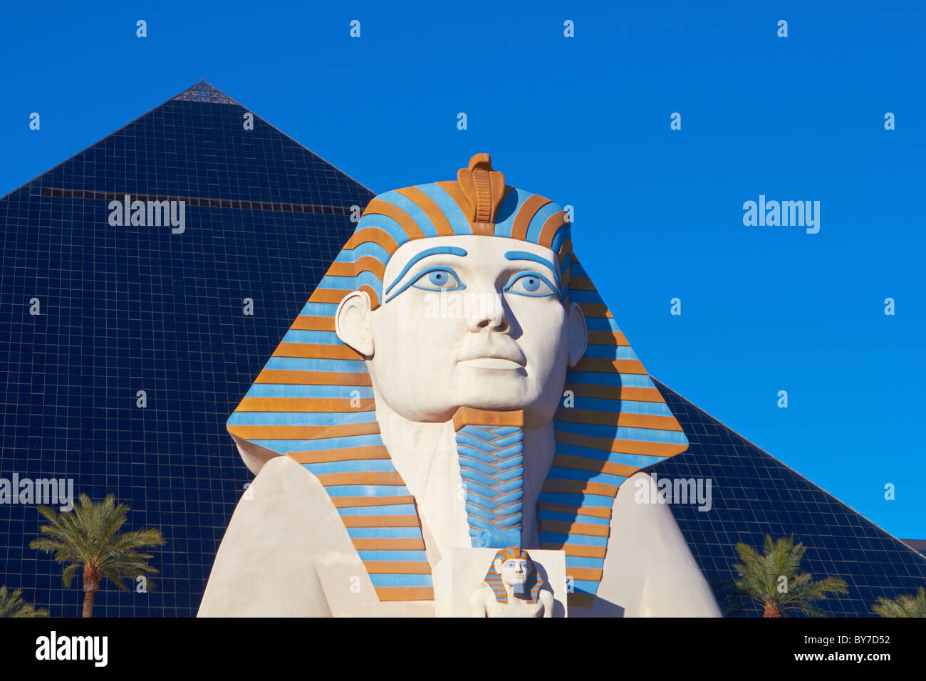 Luxor Hotel - Pyramide und Sphinx tagsüber Szene - Casino in Las Vegas Stockfoto