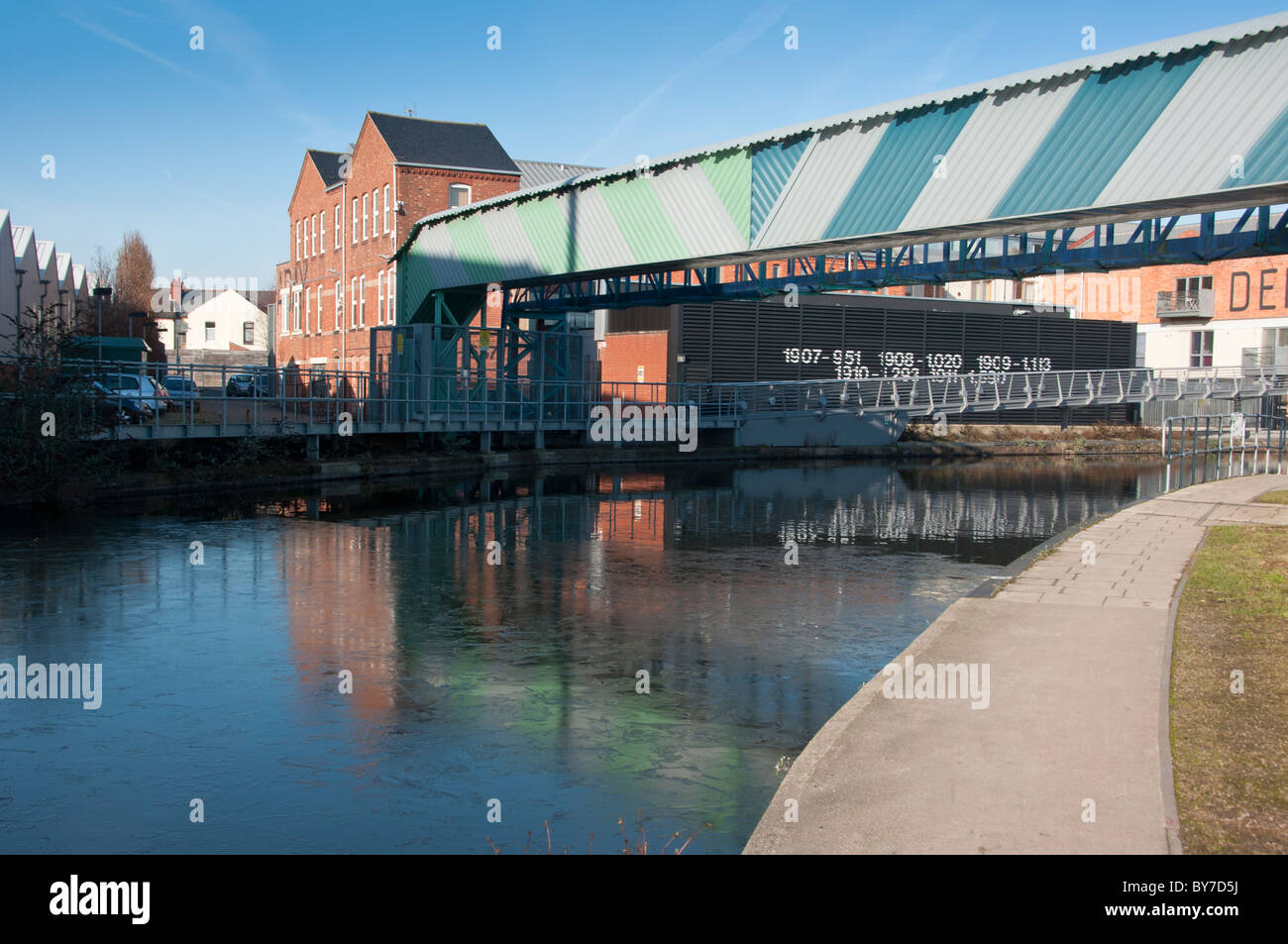 Blau und Grün von Künstler verwendet, um die East Midlands Elektrizität Brett (EMEB) Kabelbrücke über Coventry Kanal verwandeln. England. Stockfoto