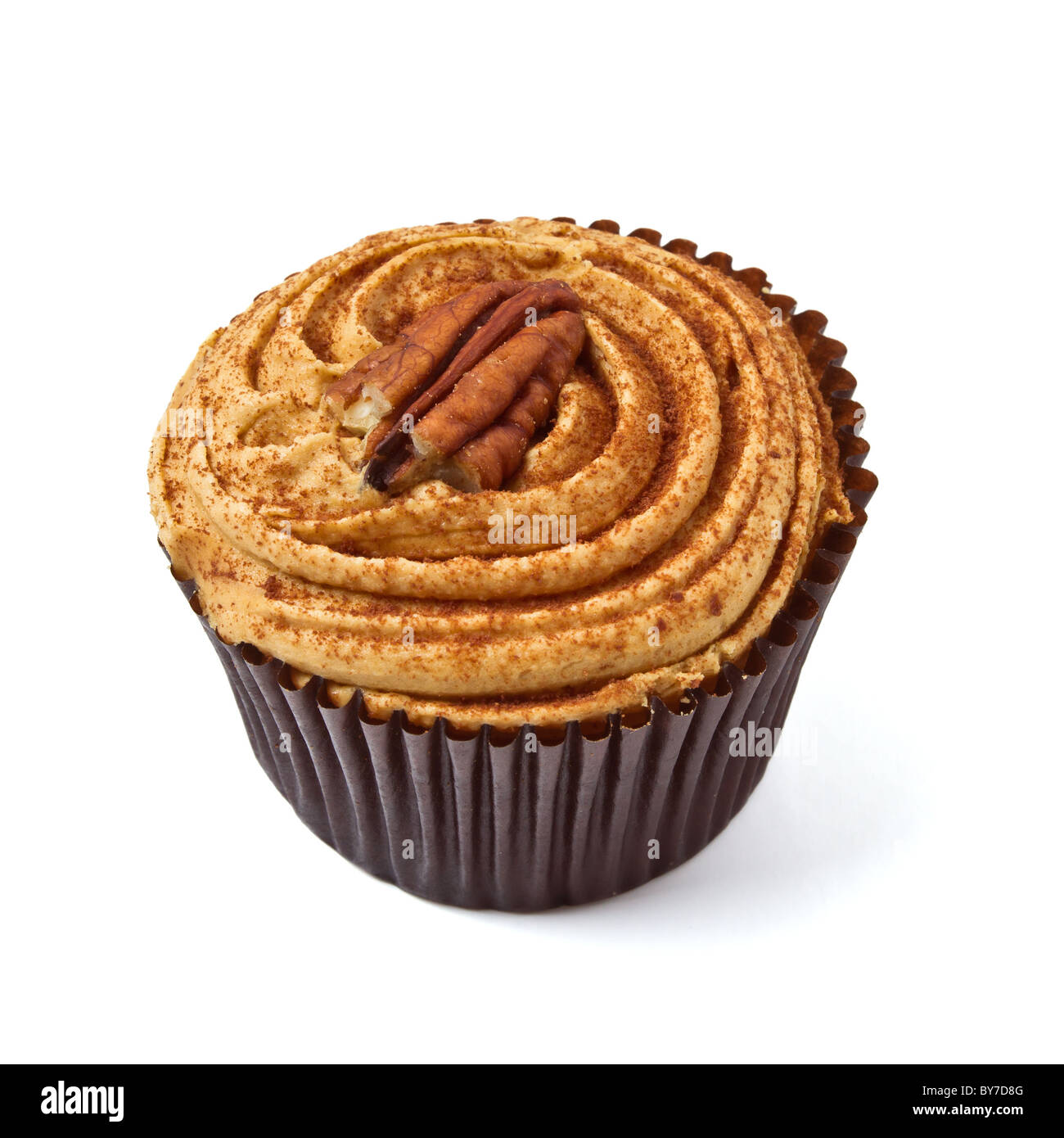 lecker aussehende Pecan und Karamell Muffin isoliert auf weiss. Stockfoto