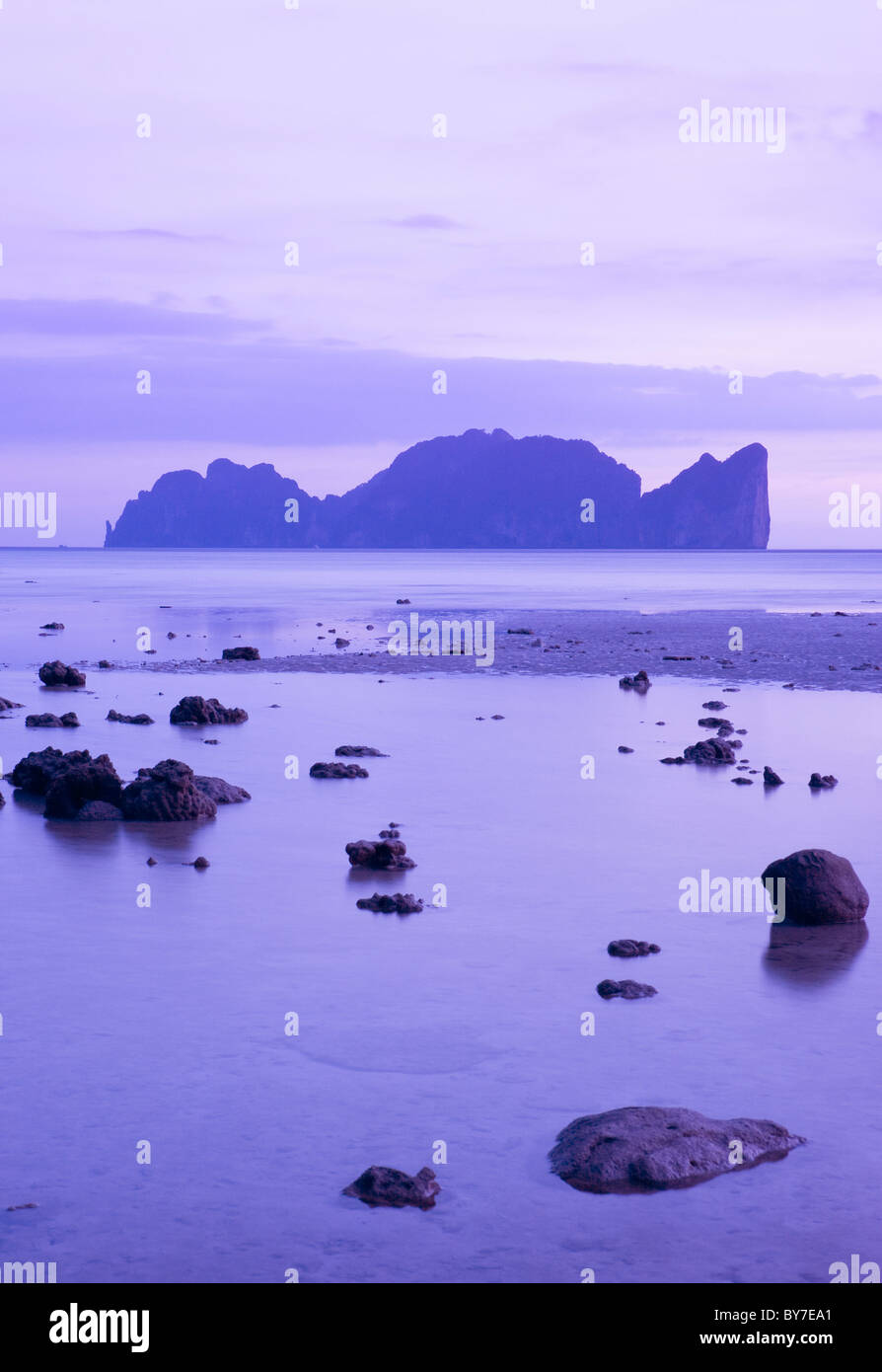 Blick auf Ko Phi Phi Ley vom Hat Yao (Yao Beach), Ko Phi Phi Don, Thailand Stockfoto