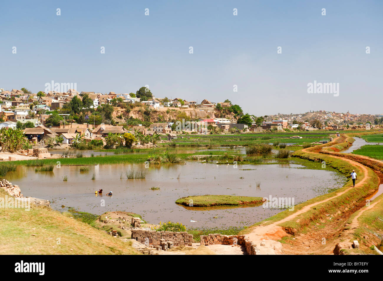 Blick auf das Gehäuse und die Landschaft am Stadtrand von Antananarivo, der Hauptstadt Madagaskars. Stockfoto