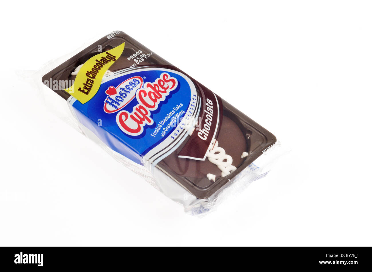 Packung mit Schokolade Hostess Cup Cakes auf weißem Hintergrund, Ausschnitt. Stockfoto