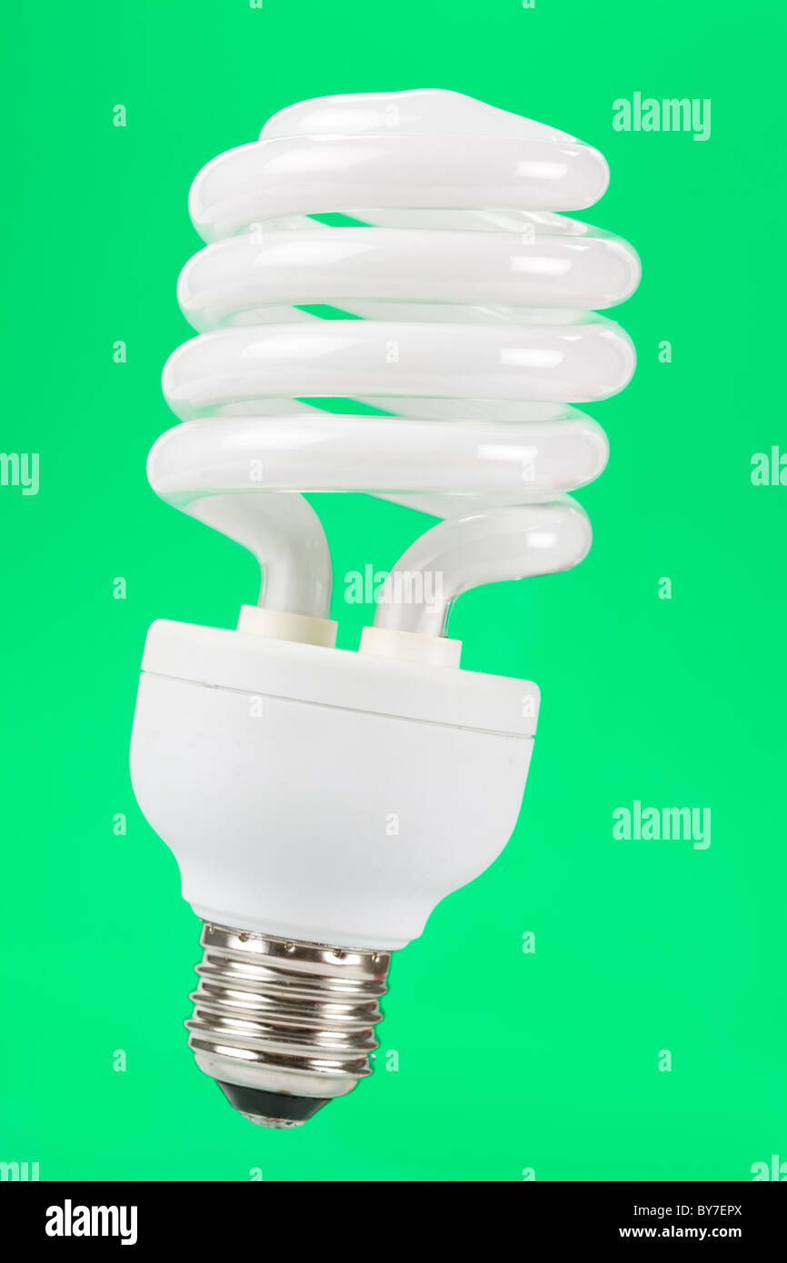 Compact Fluorescent Lightbulb mit grünem Hintergrund Stockfoto