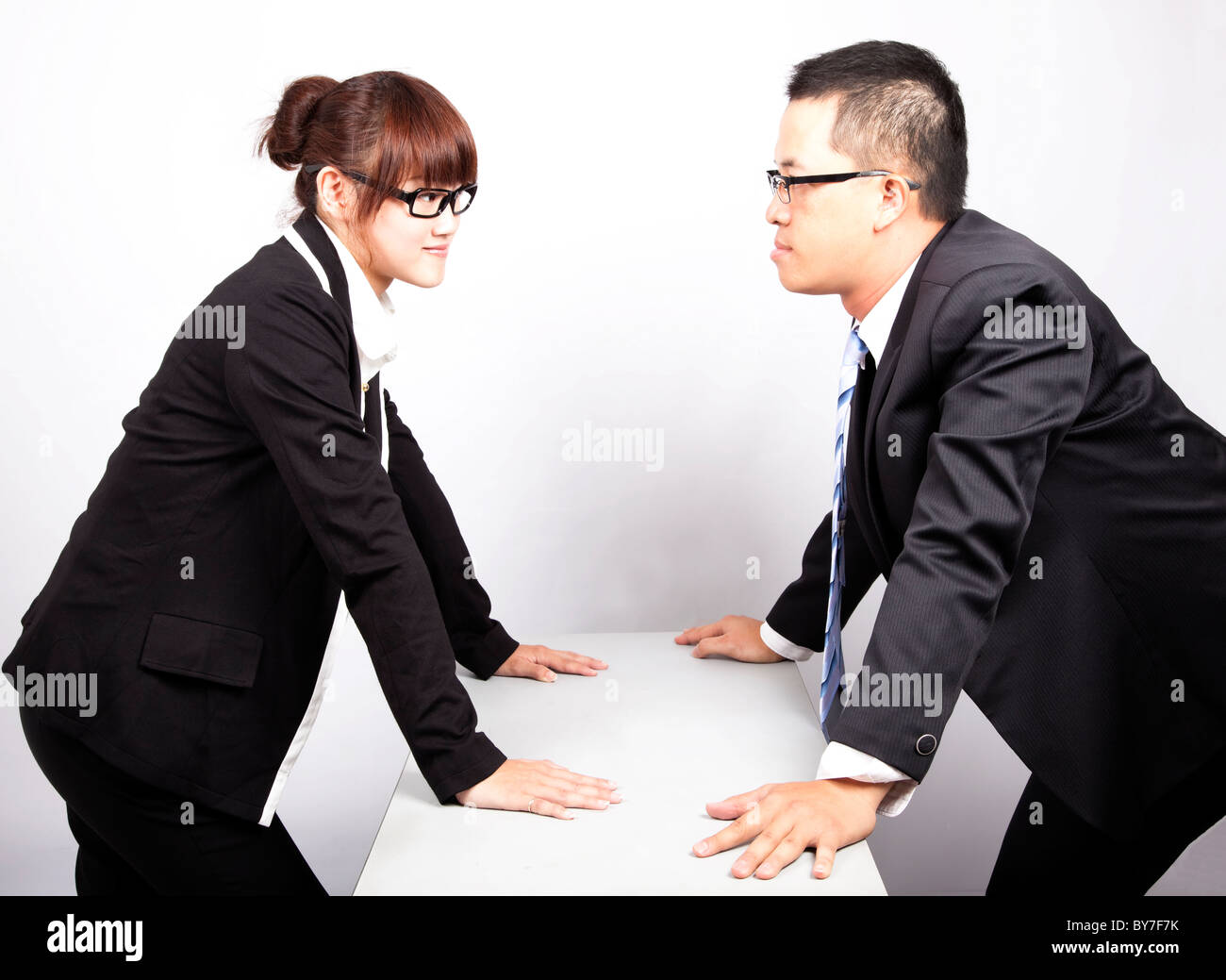 Geschäftsmann und Frau Krieg im Büro Stockfoto