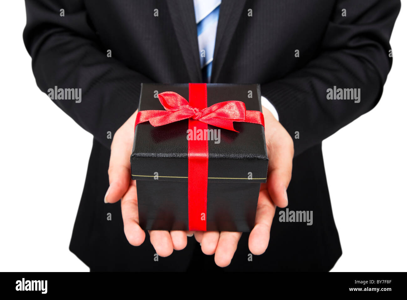 Geschäftsmann hält ein Geschenk-Paket in der hand Stockfoto