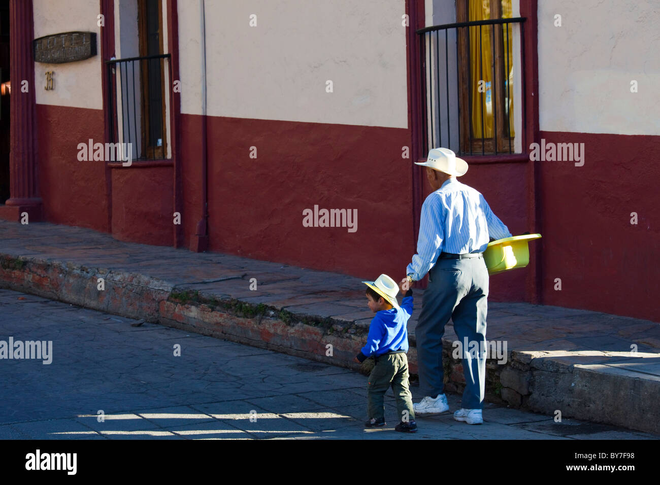 Großvater und Enkel, San Cristobal de Las Casas, Chiapas, Mexiko Stockfoto