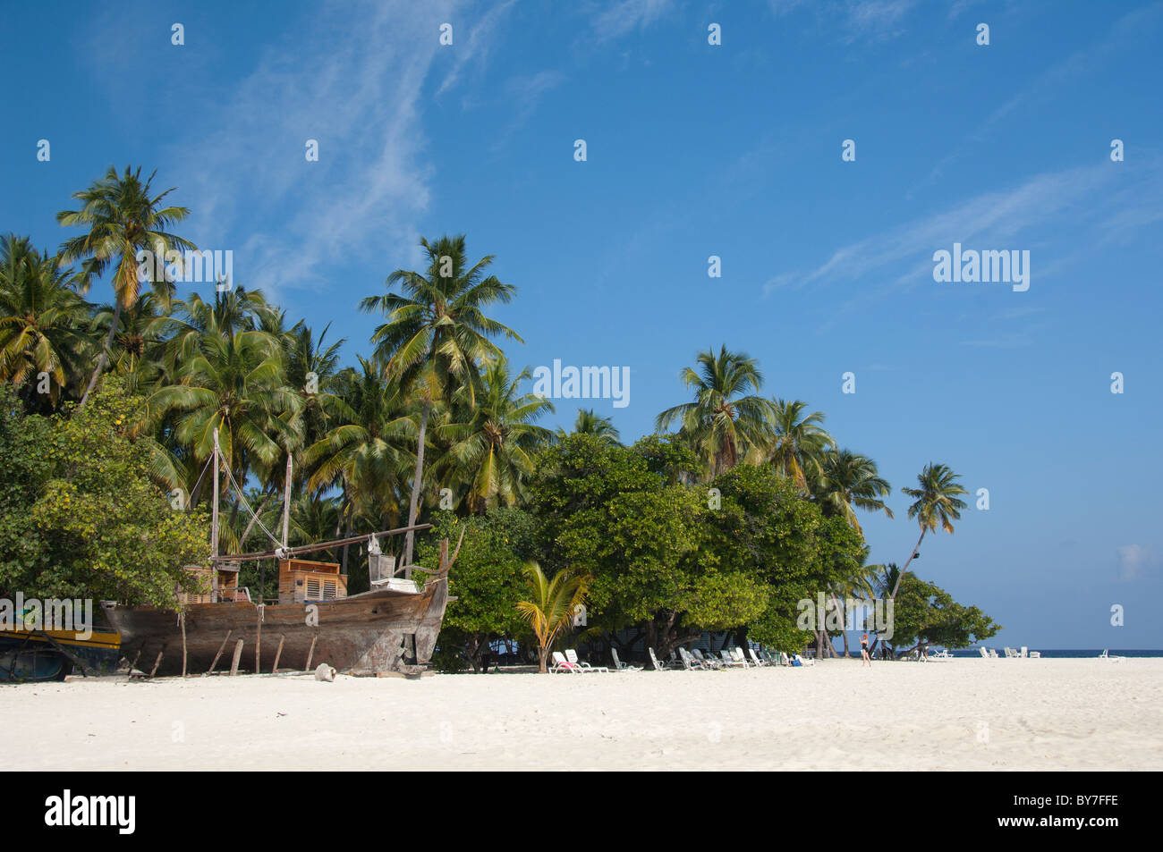Malediven, Nord Male Atoll. White Sand Beach auf der Insel Kuda Bandos. Stockfoto