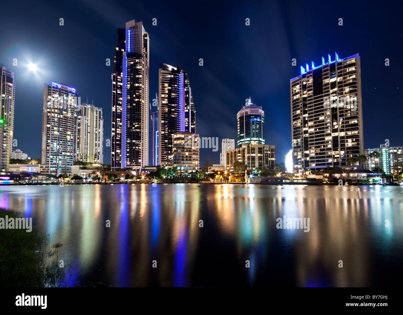 Australische moderne Stadt in der Nacht (Gold Coast) Stockfoto