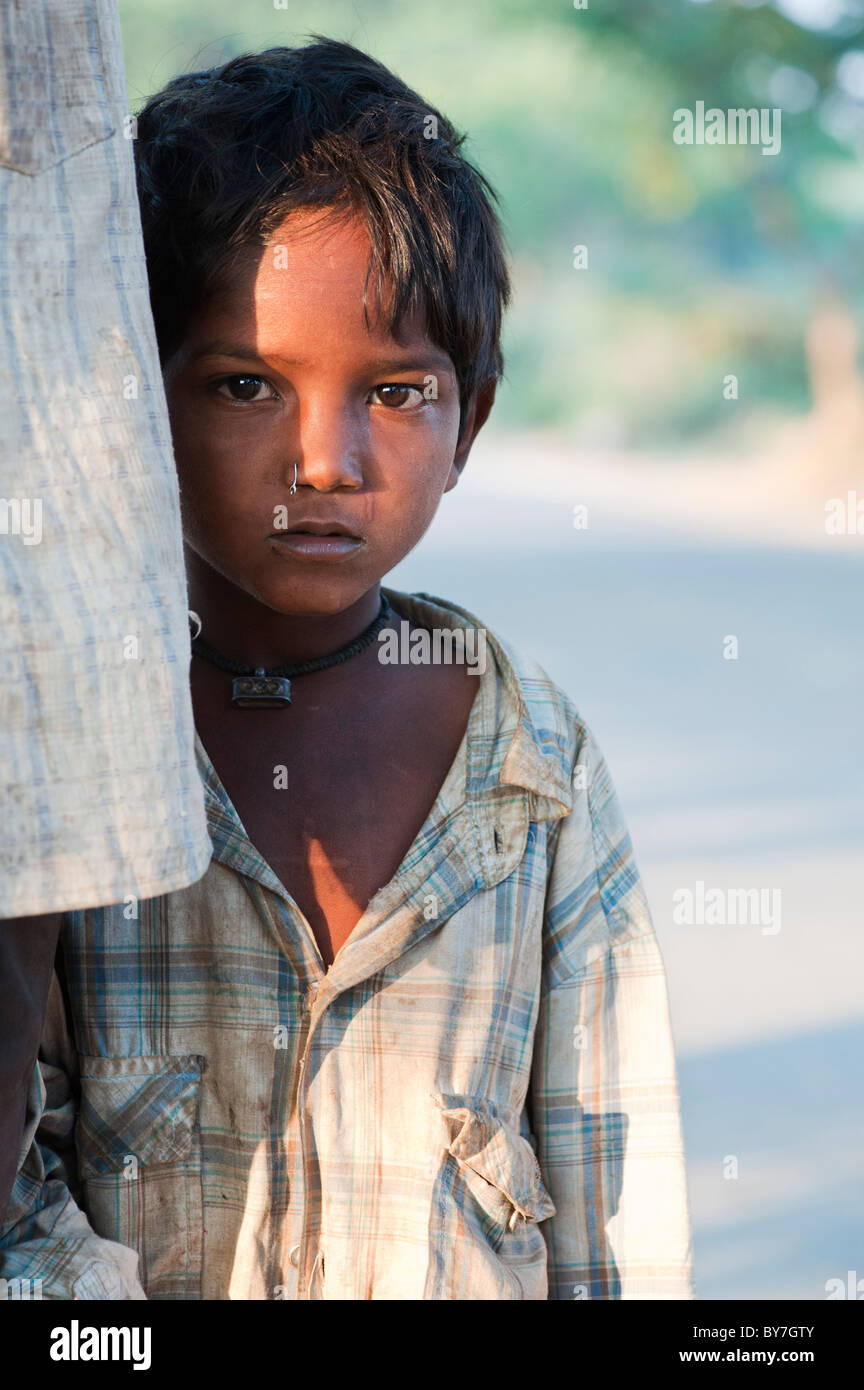 Jungen armen untere Kaste indischen Straße Junge mit einem durchbohrten Nase. Andhra Pradesh, Indien Stockfoto