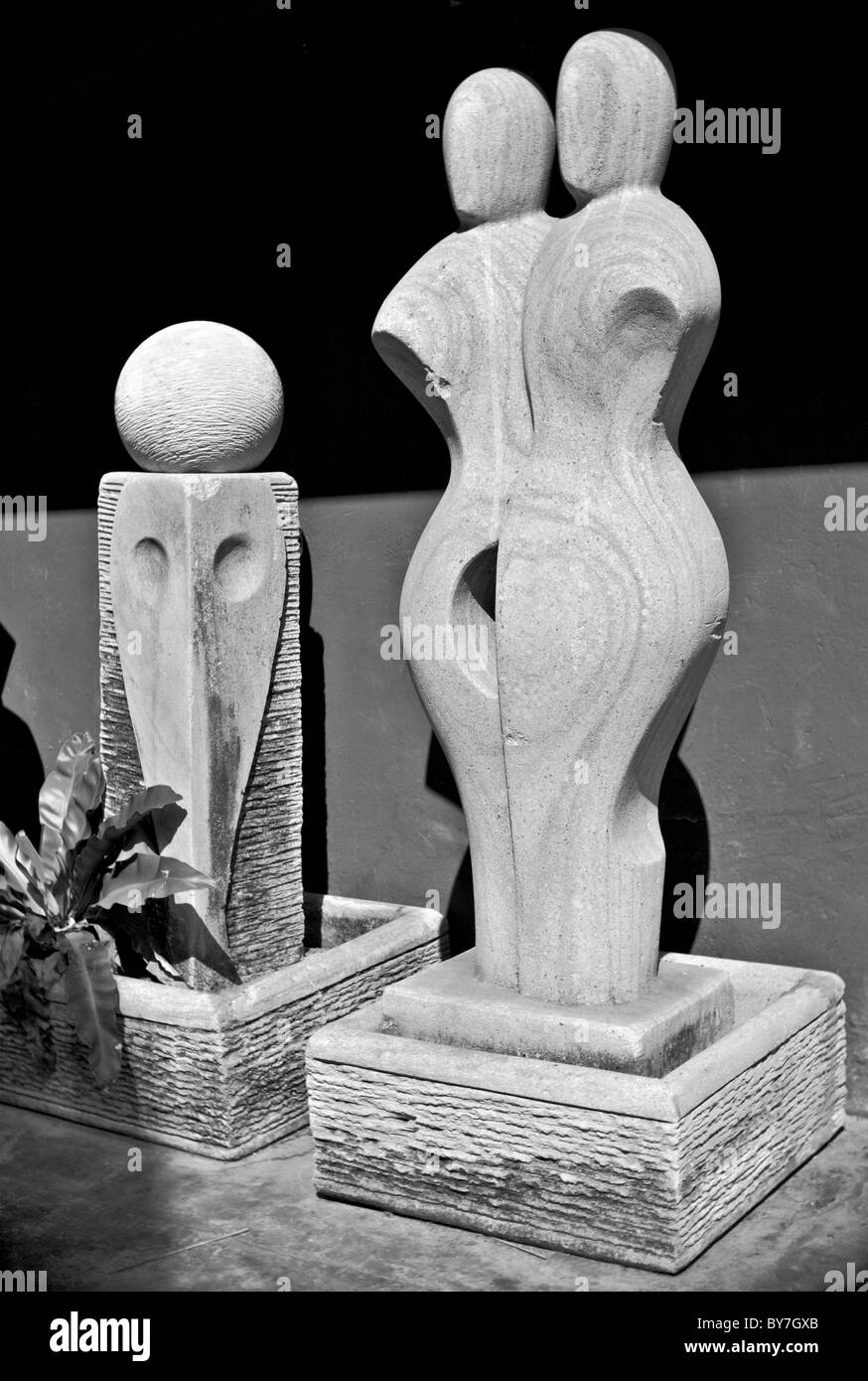 Abstrakte Skulptur. Anthropomorphe, menschenähnliche Steinskulptur. Schwarzweißfotografie Stockfoto