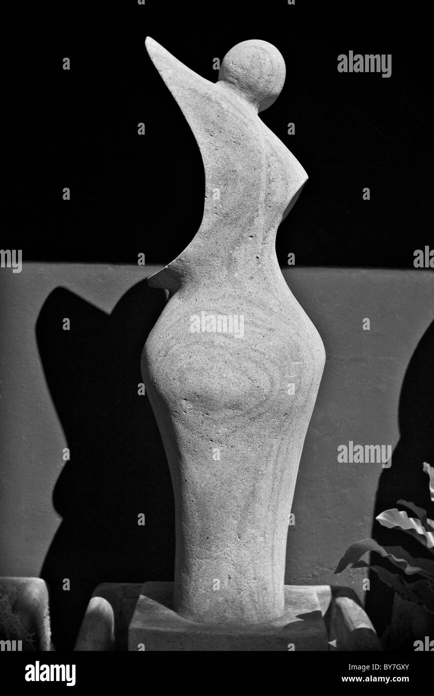 Abstrakte Skulptur. Anthropomorphe, menschenähnliche Steinskulptur. Schwarzweißfotografie Stockfoto