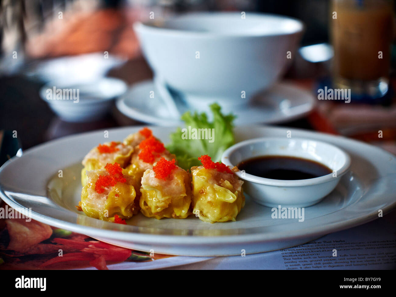 Dim Sum Vorspeise und komplementäres Sauce Dip. Thailand S. E. Asien Stockfoto