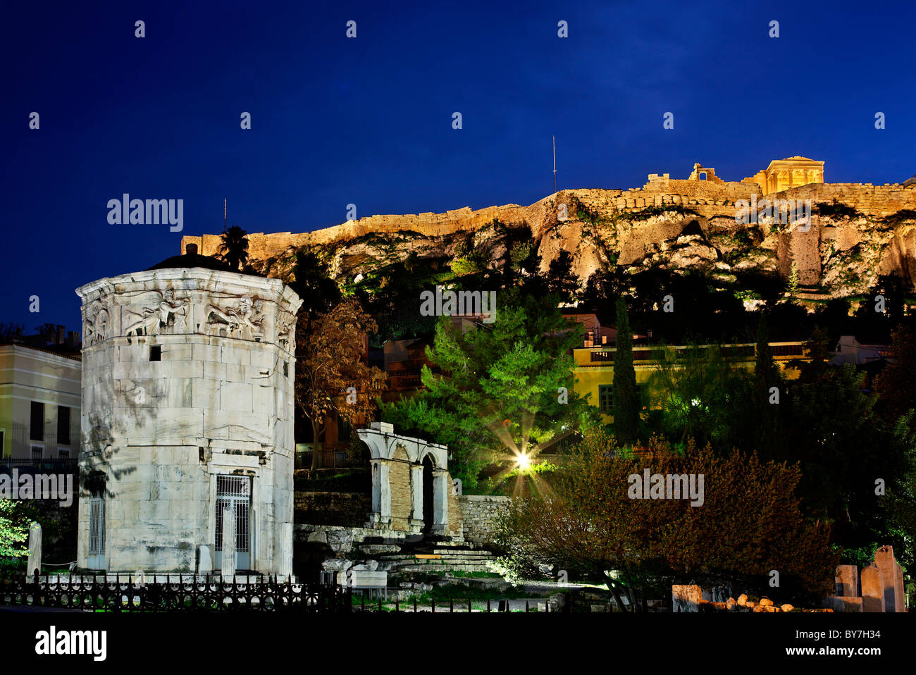 Der Turm der Winde in der Roman Agora, nachts, mit Akropolis im Hintergrund. Athen, Griechenland Stockfoto