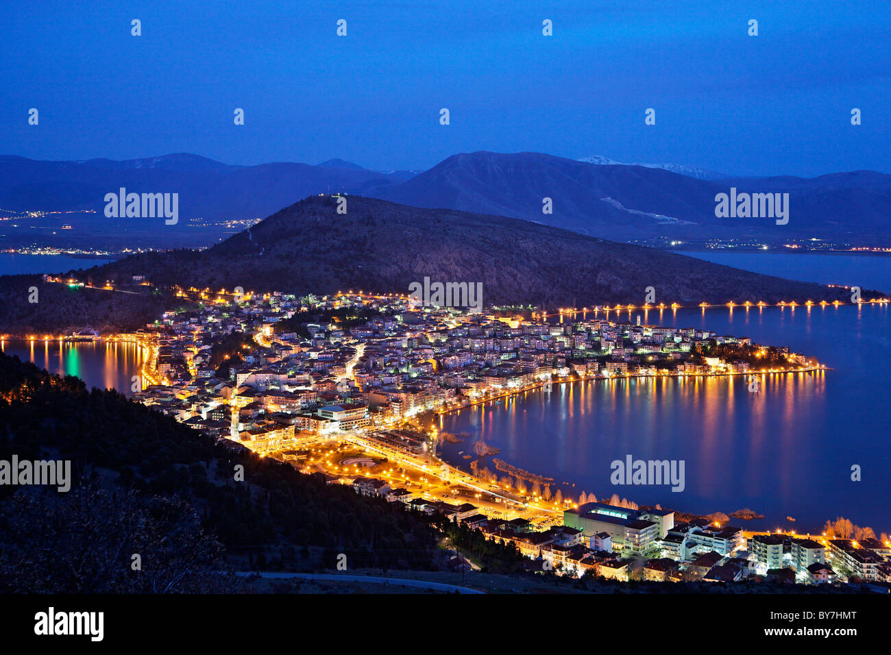 Panoramablick von Kastoria Stadt in der "blauen" Stunde 'Orestias' oder "Orestiada" See umgeben. Stockfoto
