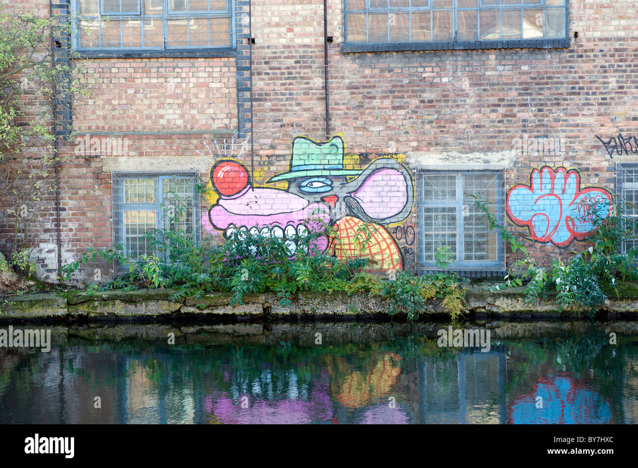 Graffiti neben Regents canal East London Hackney Stockfoto