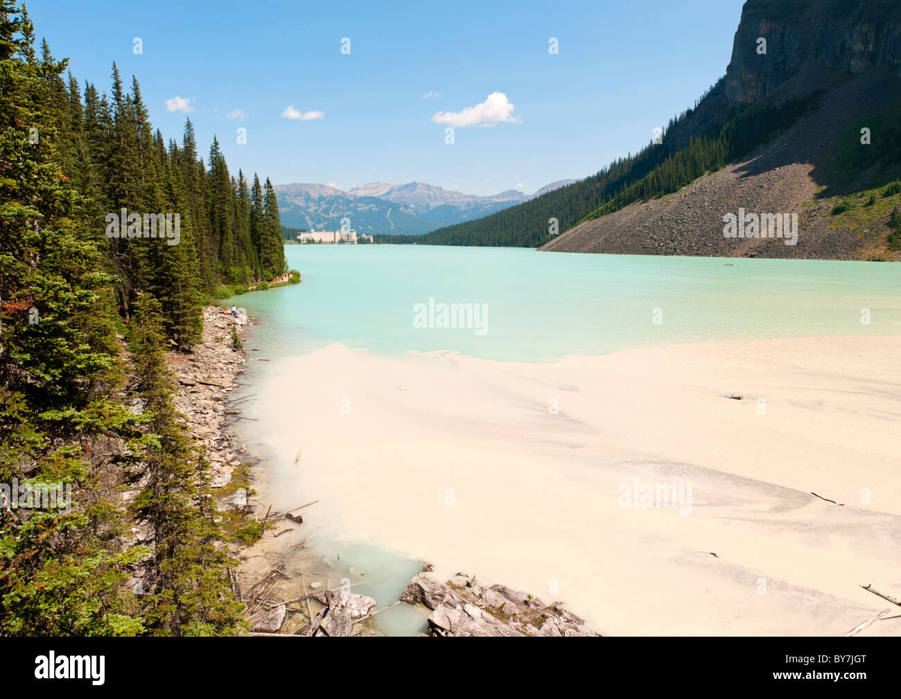 Lake Louise, Banff Nationalpark in den kanadischen Rocky Mountains, Alberta, Kanada.  Chateau Lake Louise ist sichtbar in der Ferne Stockfoto