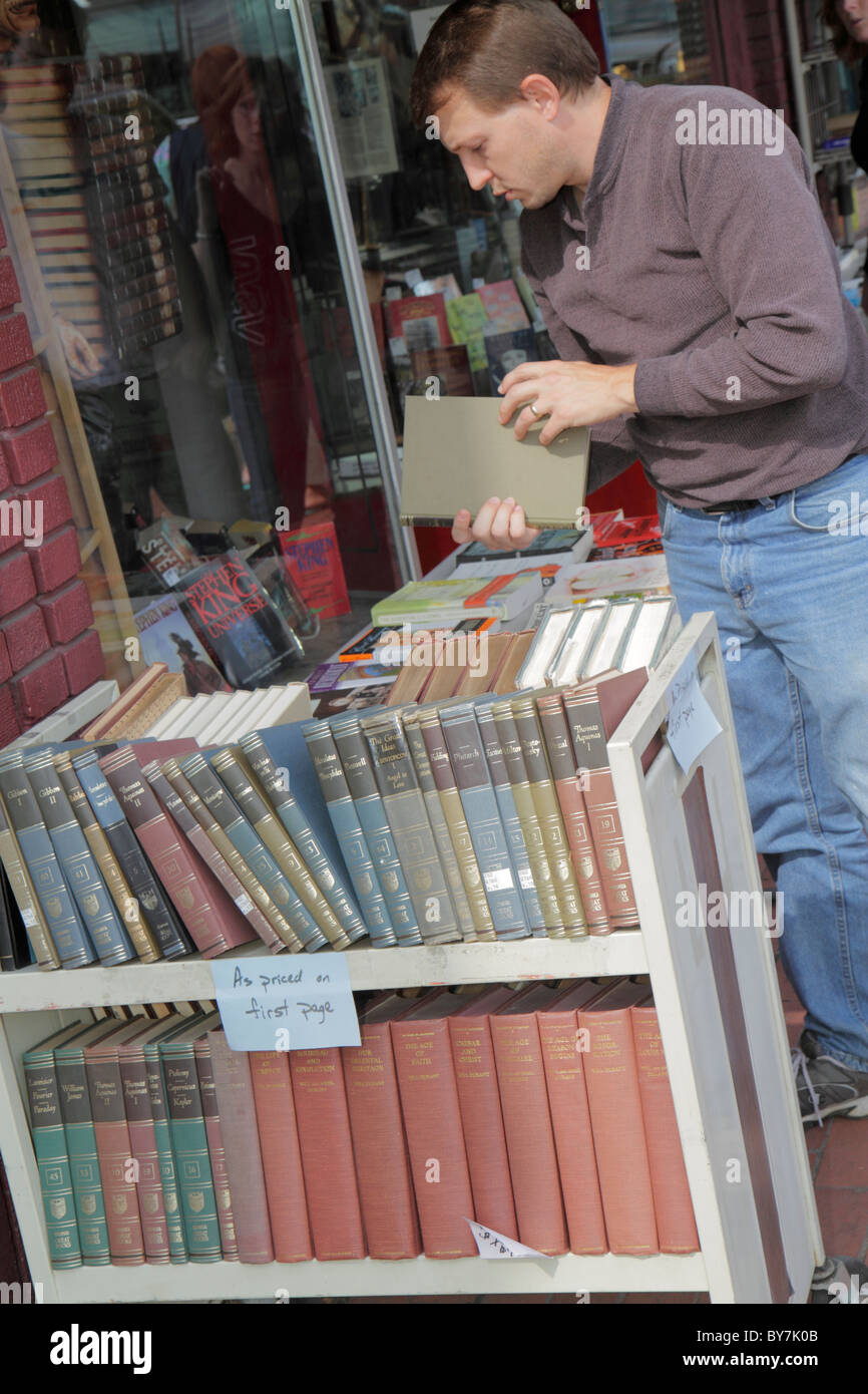 Nashville Tennessee, historische Hillsboro Village Nachbarschaft, Geschäft, Geschäfte, Geschäfte, Bezirk, Buchhandlung, Bookman Bookwoman, Frauen, gebrauchte Bücher, Bücher, Lesen Stockfoto