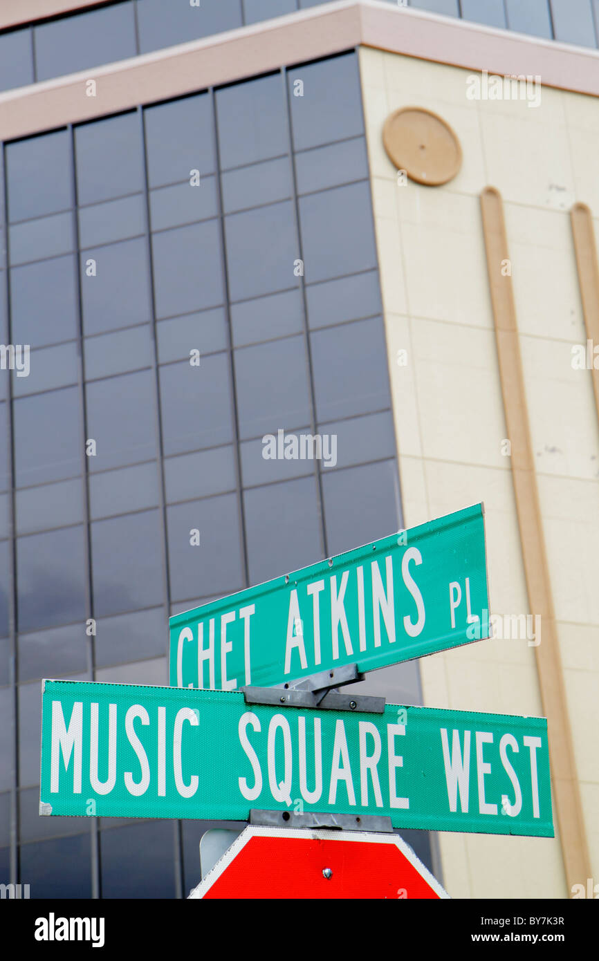 Tennessee Nashville, Music City USA, Music Row, Unterhaltungsindustrie, lokale Wirtschaft, Straßenschild, Music Square West, Chet Atkins PL, Gitarrist, Plattenproduk Stockfoto
