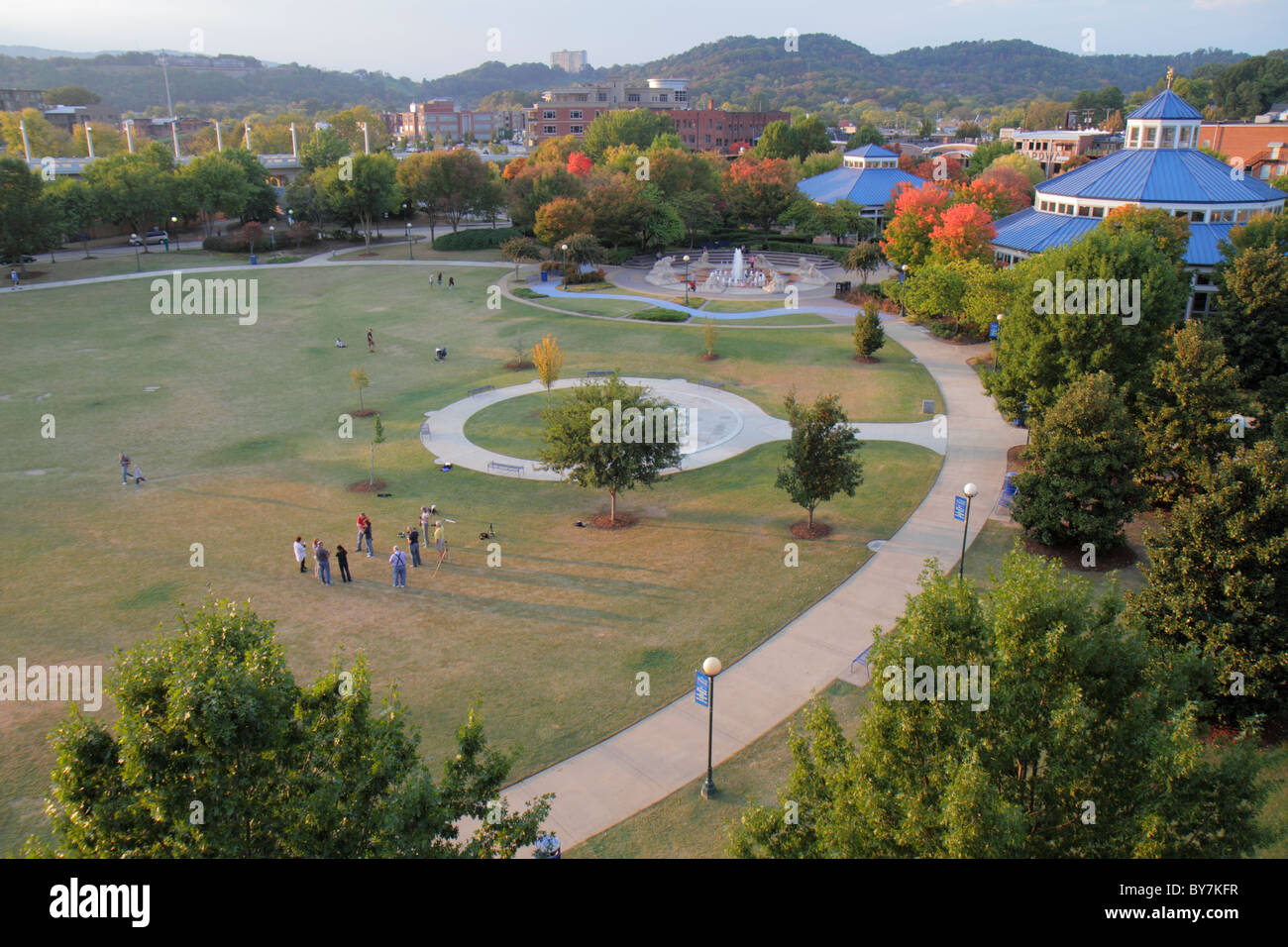 Chattanoega Tennessee, Walnut Street Bridge Blick, Coolidge Park, Northside Gemeinschaft, am Wasser, städtisch, Karussell, Walker Pavilion, Feld, Bäume, Rasen, Hügel, gro Stockfoto