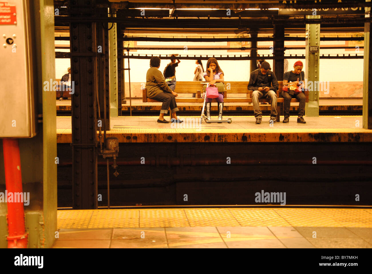 Pendler warten in der New Yorker U-Bahn Stockfoto