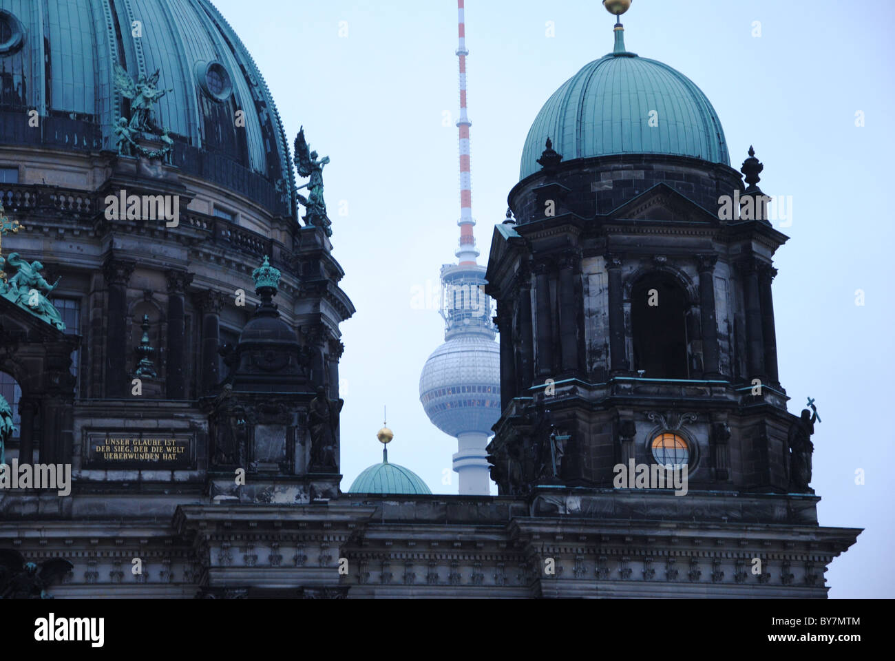 Berliner Dom mit dem Fernsehturm hinter Stockfoto
