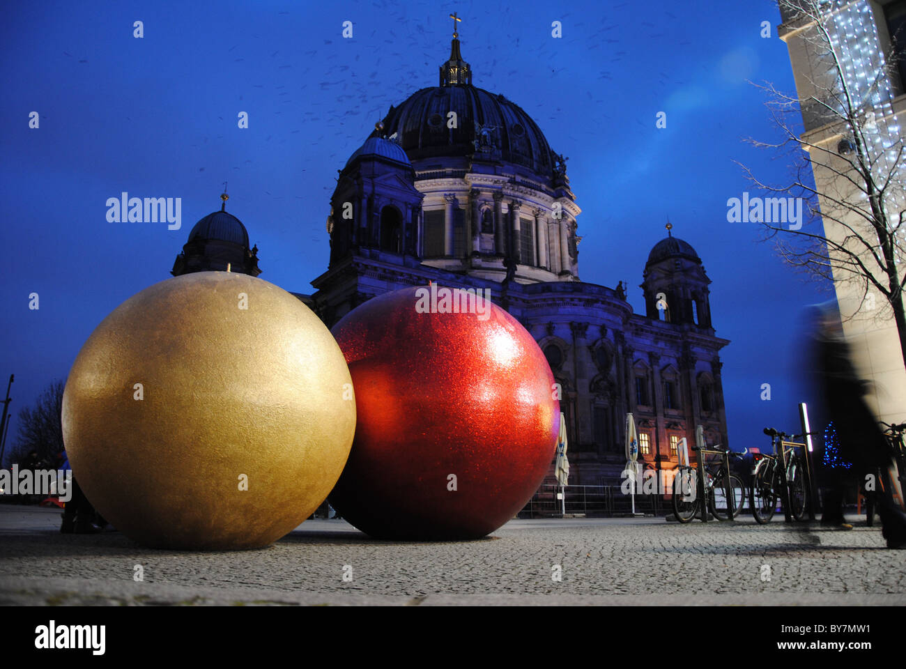 Weihnachtsschmuck außerhalb der Berliner Dom, Berlin Stockfoto