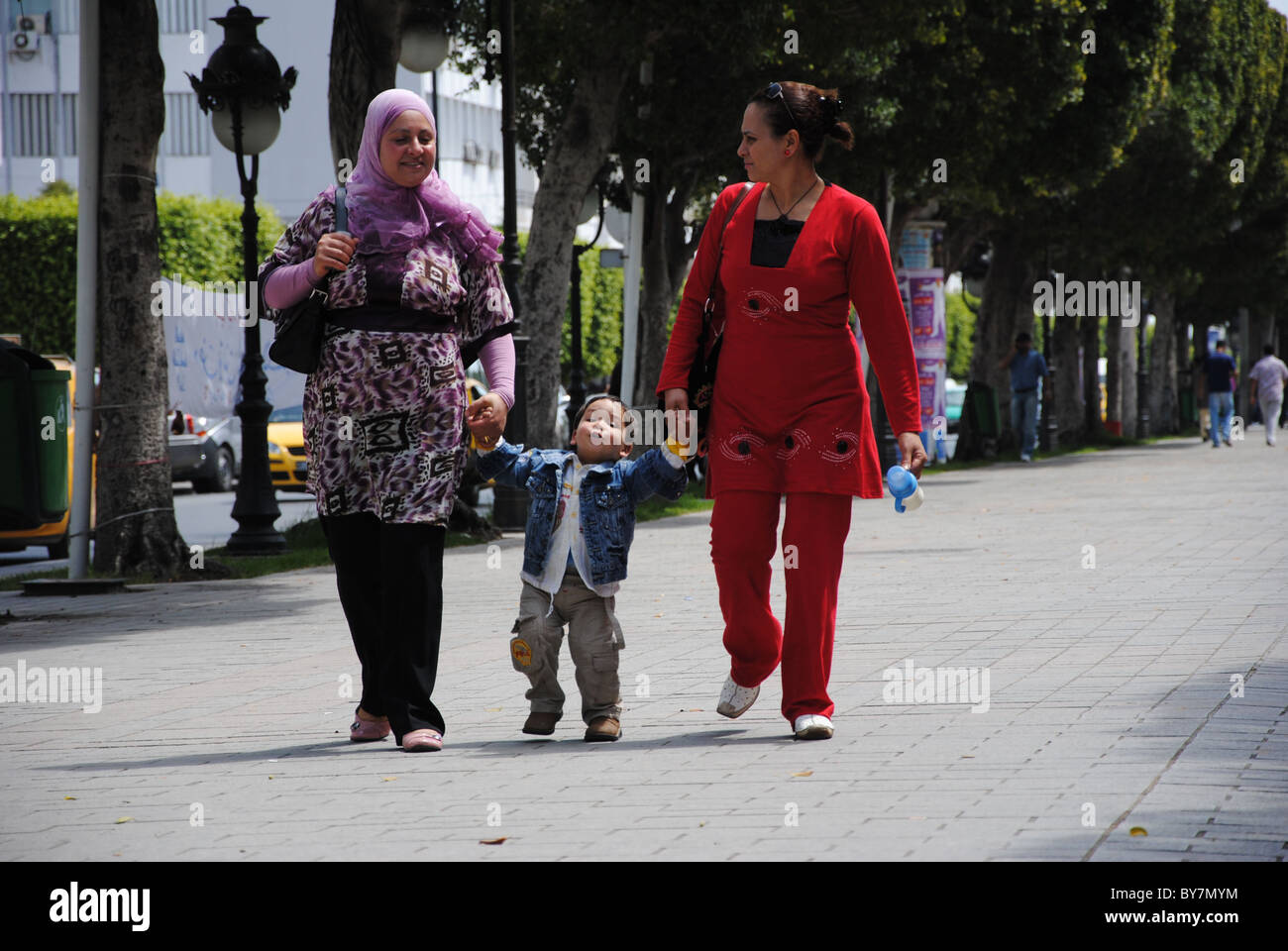 Frau und Kind, Avenue Habib Bourguiba, Tunis, Tunesien Stockfoto