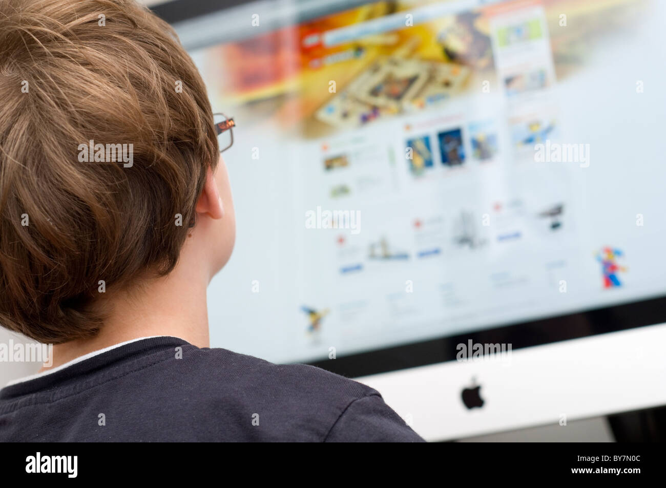 Ein kleiner Junge, Surfen im Internet über einen Apple Mac computer Stockfoto