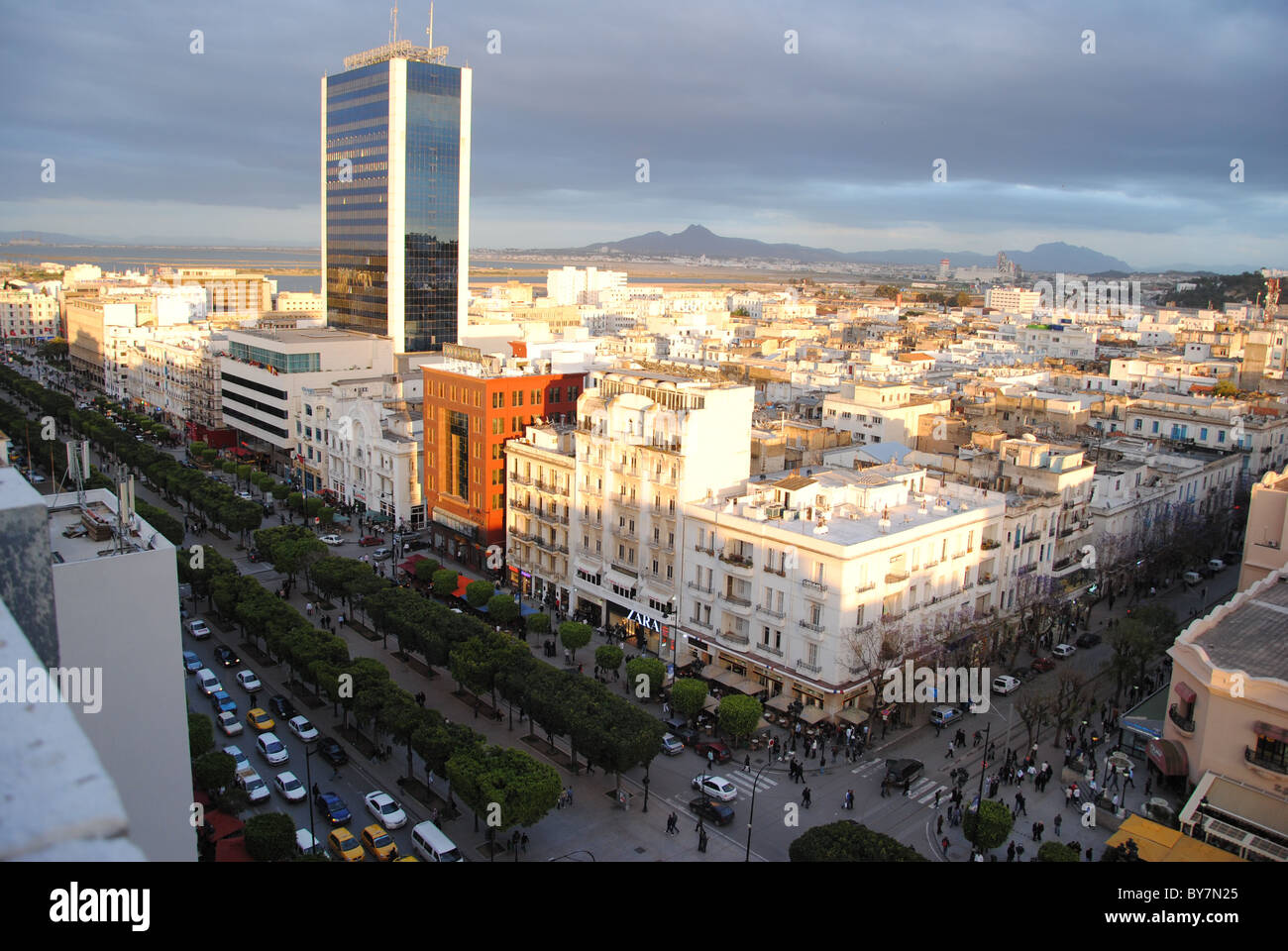 Blick auf den Sonnenuntergang in der Avenue Habib Bourguiba, Tunis Stockfoto
