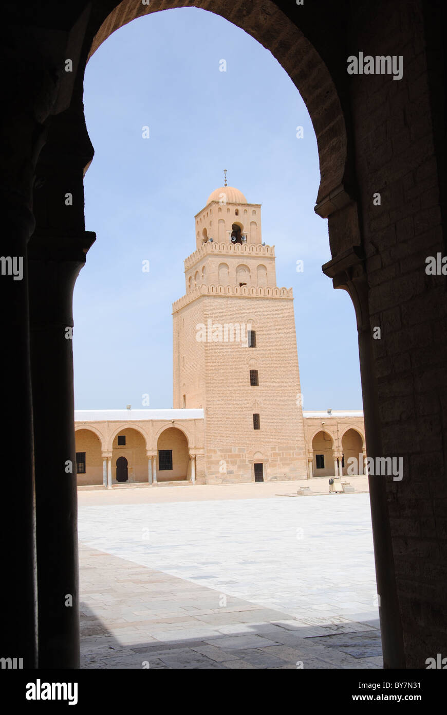 Blick in die große Moschee in Kairouan. Als der vierte heiligste Stätte des Islam und die älteste Moschee in Nordafrika Stockfoto