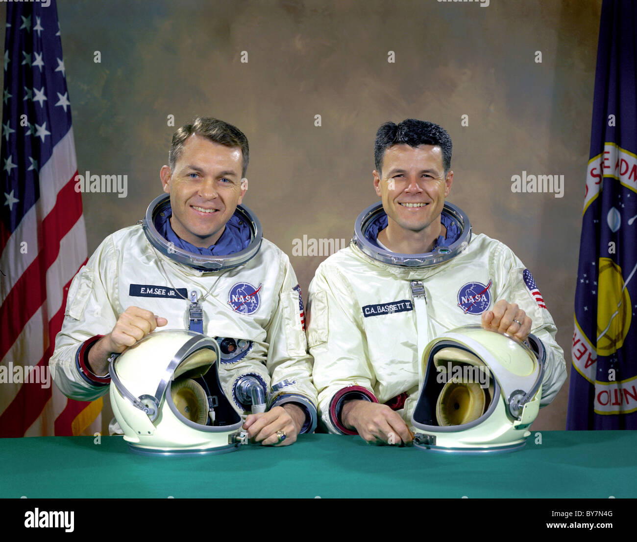 Gemini 9 erstklassige Crew, Astronauten Elliot M. Sehen Sie Charles A. Bassett II, pilot, in Raumanzügen, Jr. (links) und Befehl Pilot. Stockfoto